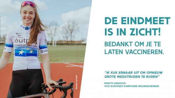 Foto van wielrenster Marith Vanhove met slogan 'De eindmeet is in zicht. Bedankt om je te laten vaccineren.'