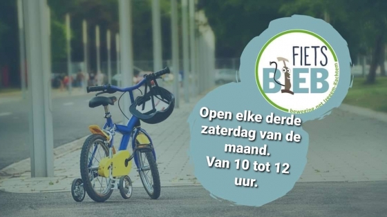 Foto van een fiets met tekst: "Open elke derde zaterdag van de maand. Van 10 tot 12 uur."